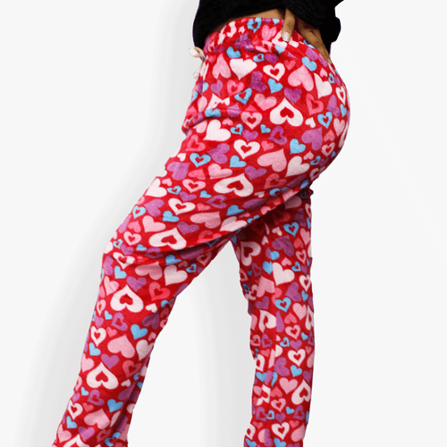Mono de pijama, marca New Mix, tela 100% manto polar, con estampado de corazones