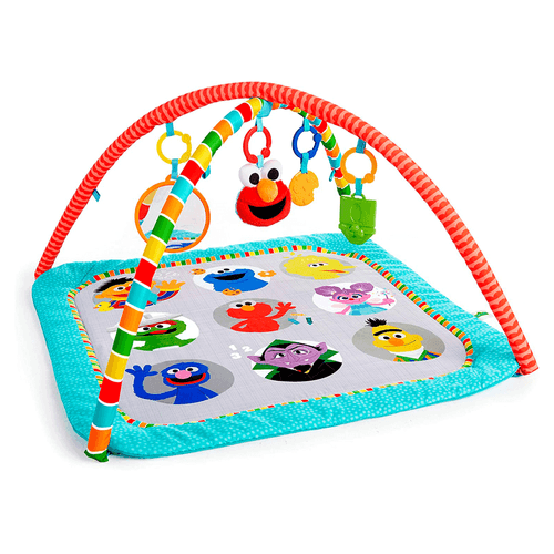 Gimnasio, alfombra didáctica de Plaza Sesamo, marca Kids II, INC., multicolor, juguete para bebes con cascabeles móviles