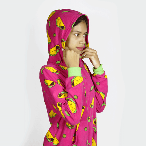 Pijama de tacos, enterizo de dama, marca Sweet, 100% manta polar, con capuccha y estampado, color rosa